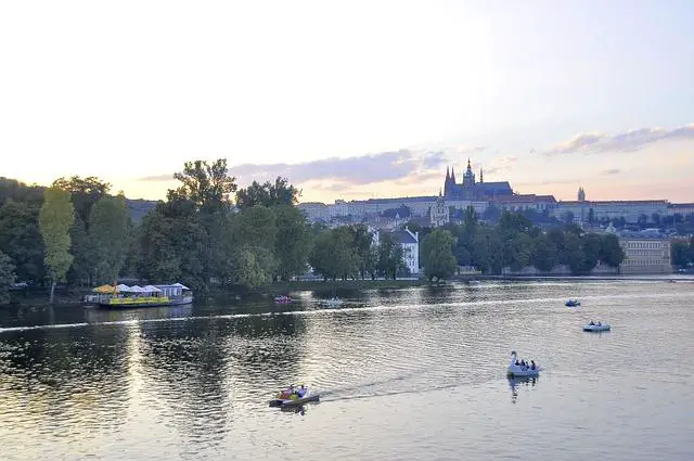 5. Cenová dostupnost a údržba: Které z těchto vozidel je výhodnější z hlediska pořizovací ceny a nákladů na údržbu?